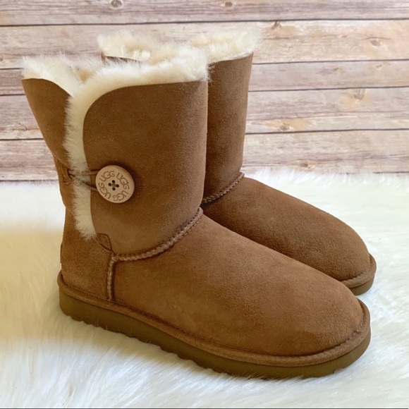 UGG Chestnut Bailey Button II Boots - Picture 5 of 8
